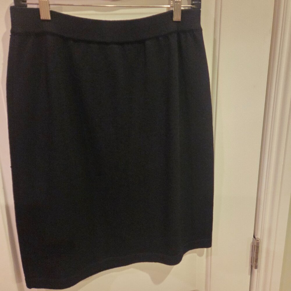 ST. JOHN Knit Skirt, black, above the knee, gently used, Size 10